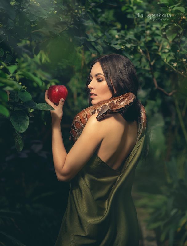 ева первая женщина красивая девушка змея питон женская фотосессия Ева фото превью