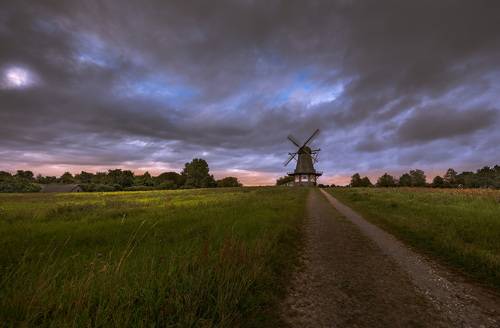 Сумерки по дороге к старой мельнице.