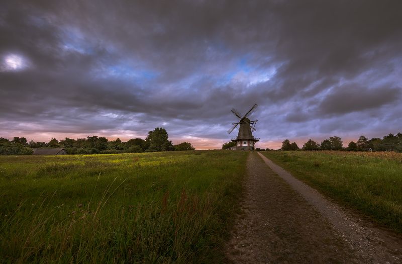 Сумерки по дороге к старой мельнице. фото превью