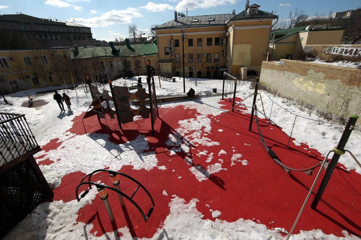 красный, белый, снег, площадка, детская, качели, двор, Ивановская горка, Дмитрий Ткаченко