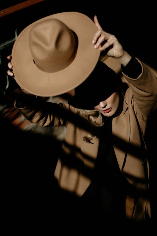 портрет, девушка, подъезд, свет, тень, шляпа, загадка, владивосток Не ищи меня! фото превью