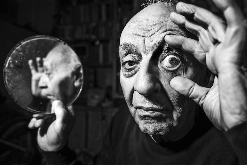 ,man  , mirror, black  , blackandwhite, /, fineart, /, room, /old old man фото превью