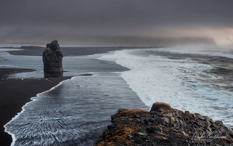 atlantic ocean, waves, reynisfjara, kirkjufjara, vík í mýrdal, southern iceland, black volcanic sand beach, iconic, cape dyrholaey, door hill, reynisfjal, reynisdrangar, arnardrangur, eagle rock, basalt, sea stack Орлиная Скала фото превью