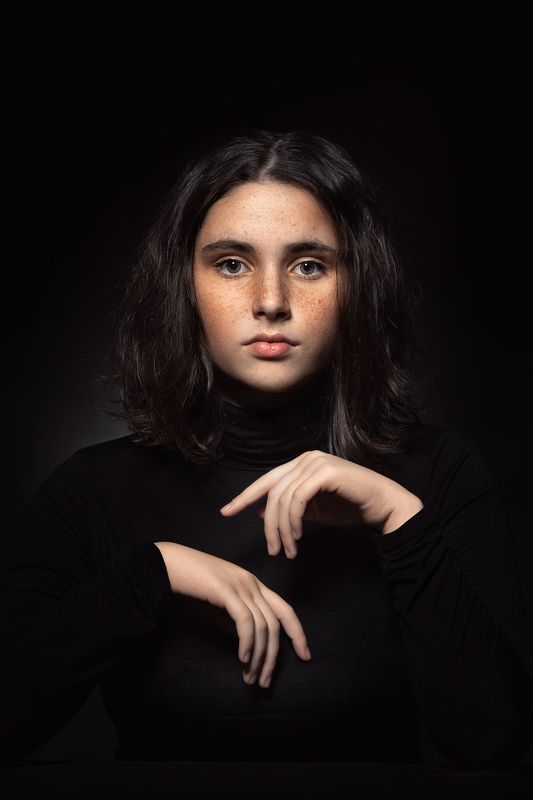 вертикальный, портрет, девушка, красивая девушка, модель, строгий, взгляд, студийное фото, черное Ольга фото превью