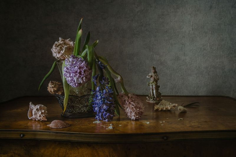 натюрморт, стекло, цветы, гиацинты, ракушки, статуэтка Про гиацинты фото превью