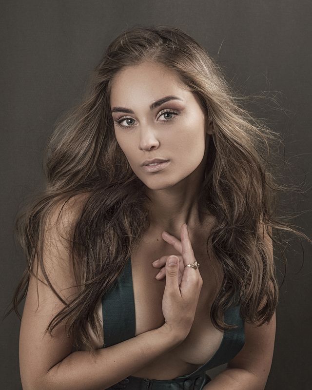 fine art , постановочная фотография ,жанровый портрет, губы , portrait , взрослая женщина  фото превью