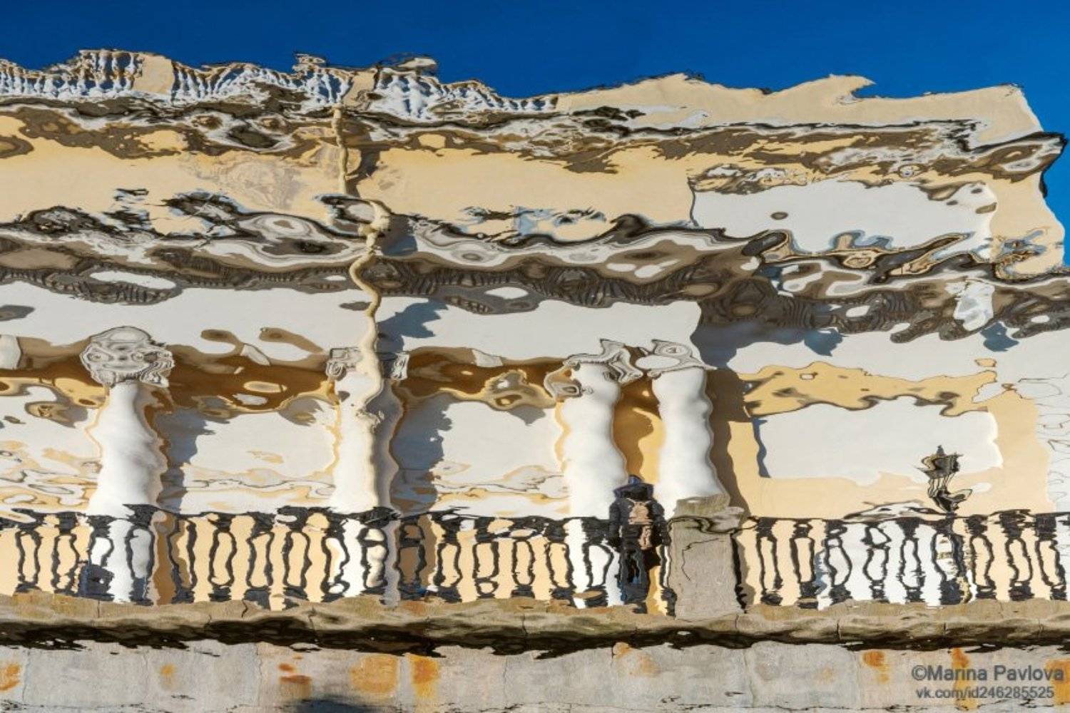 абстракция, акваабстракция, акваграфика, отражения на воде, городские отражения, петербург, петербургские акварели, набережная канала грибоедова, корпус бенуа (русский музей), парейдолия, nikon, Марина Павлова