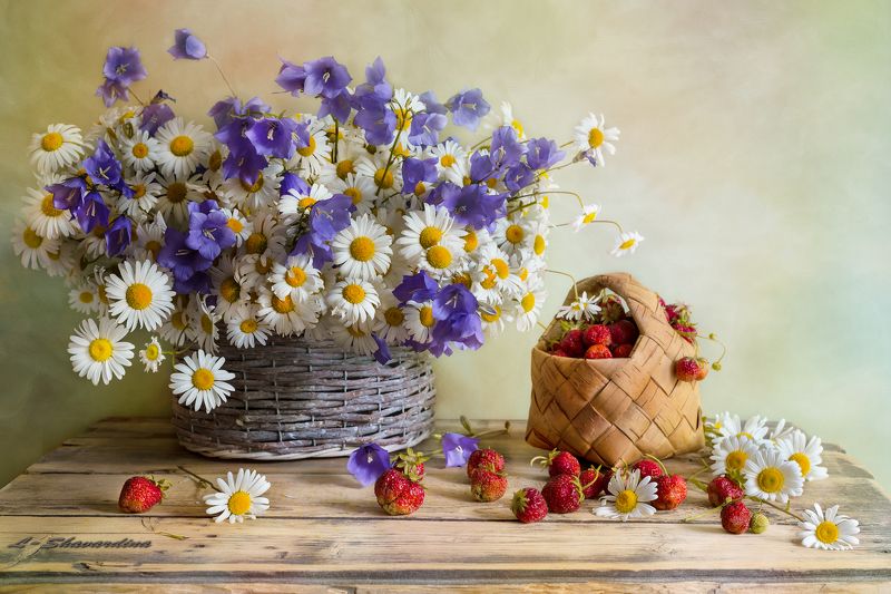 Лукошко с клубничкой фото превью