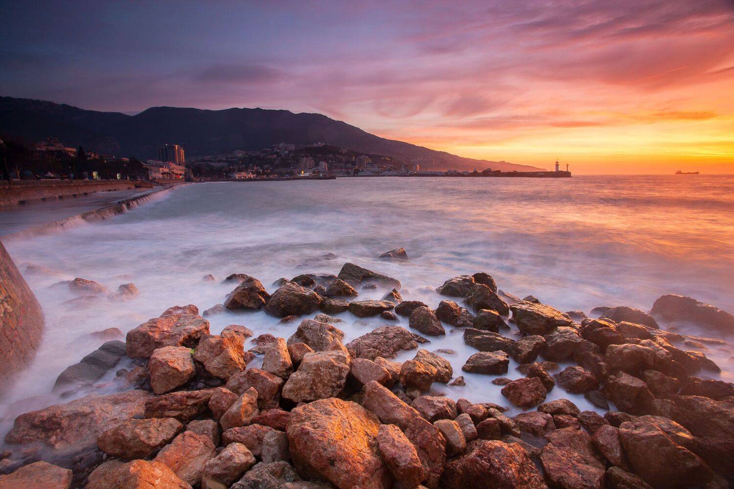 крым, ялта, набережная, утро, море, пляж, волна, пейзажи крыма, набережная ленина, ялтинский маяк, навигация, черное море, Serge Titov