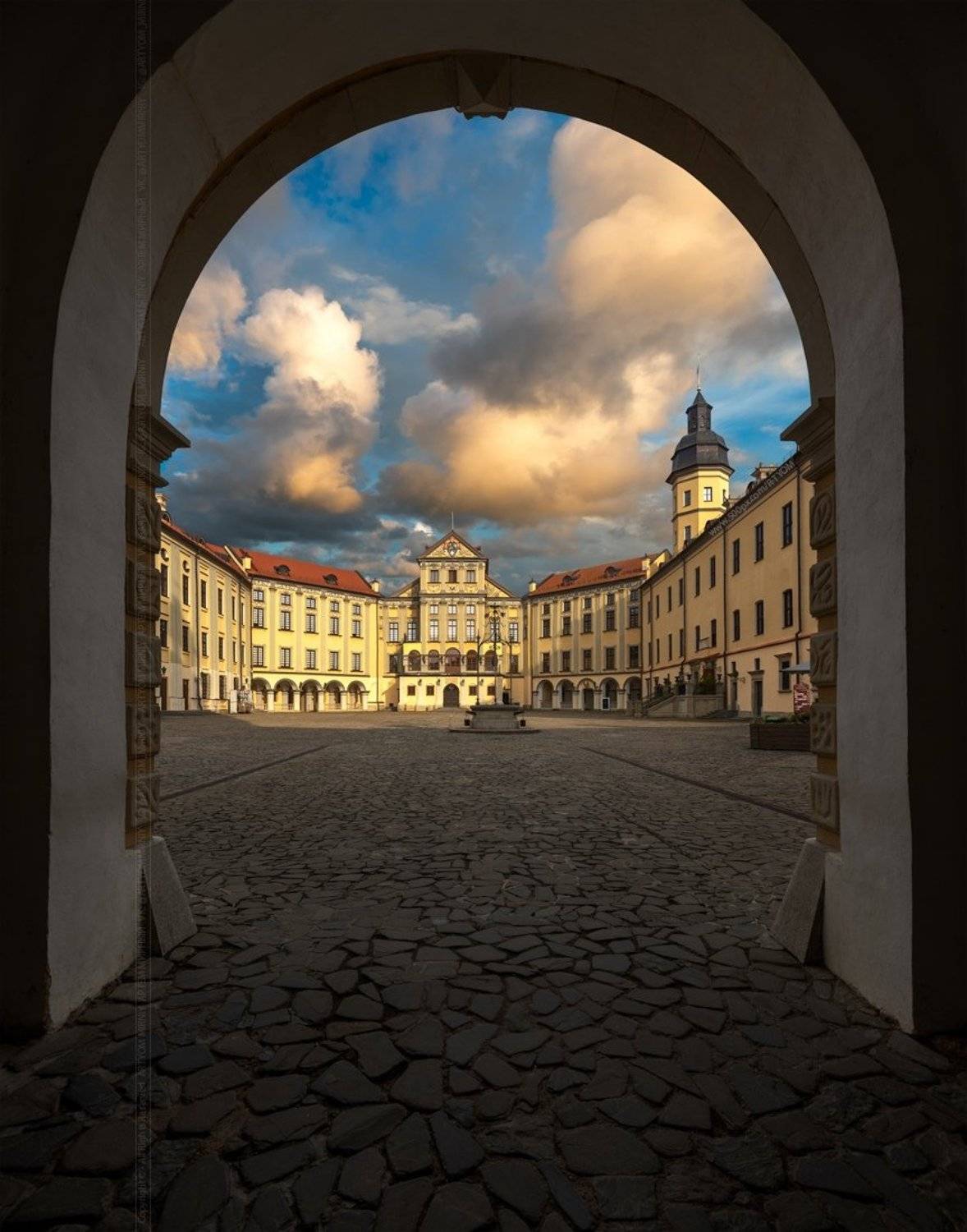 книга владыка моря, беларусь, белоруссия, замок, несвиж, артем мирный, арт, belarus, artyom mirniy, nesvizh, castle, cityscape, sunset, ратуша, Артём Мирный