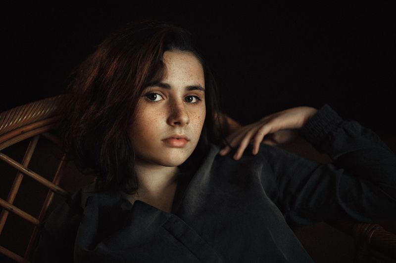 портрет, взгляд, девушка, юность, крупный портрет, студийное фото, модель, серьезный Olga фото превью