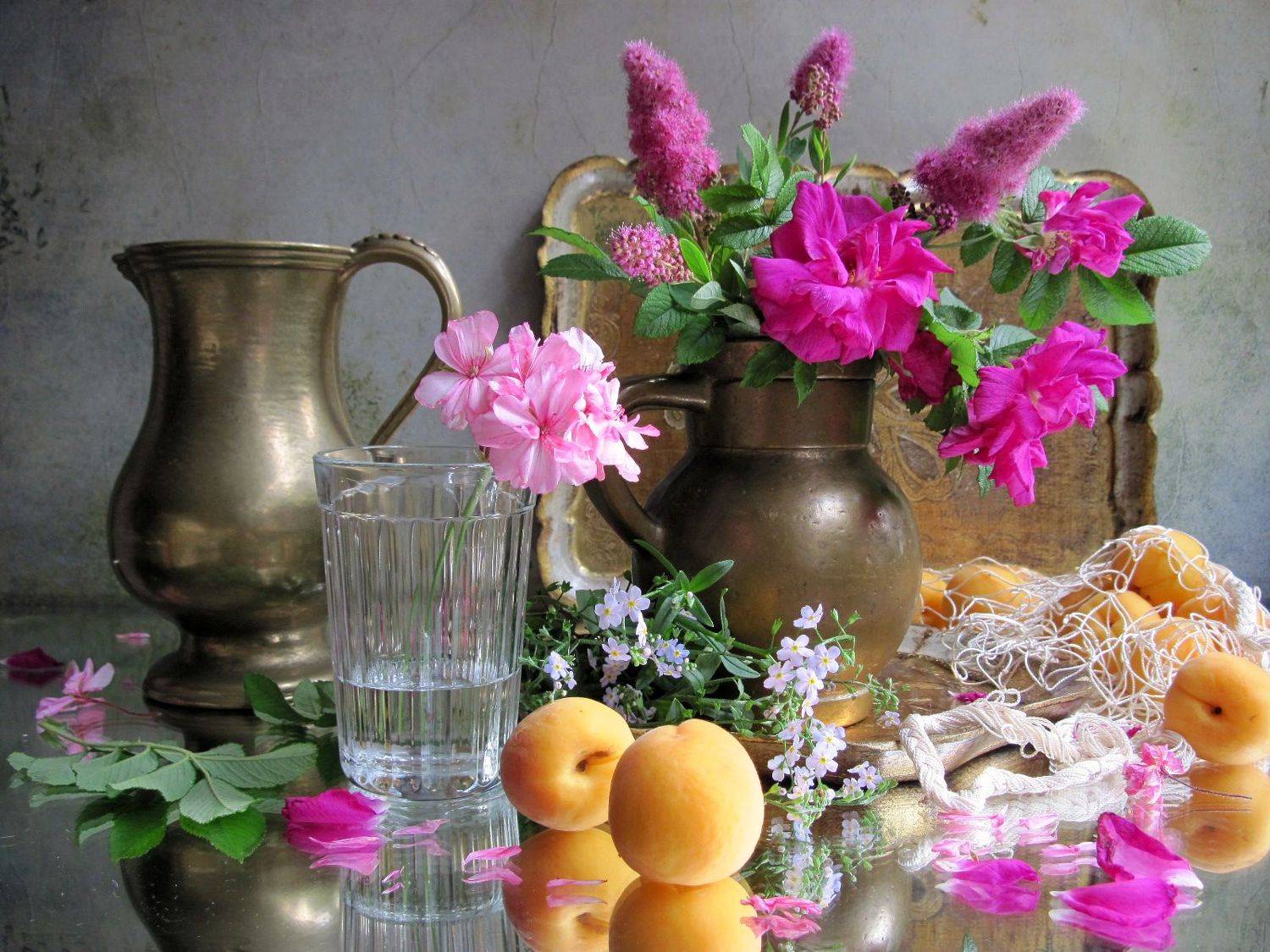 цветы, букет,, шиповник, спирея, герань, абрикосы, сетка, стакан, флорентийский поднос, кувшины, латунь, винтаж, Наталия Тихомирова