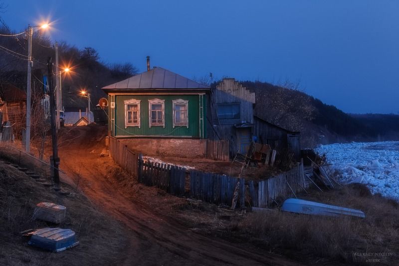 Дом у реки, в ожидании большой воды фото превью