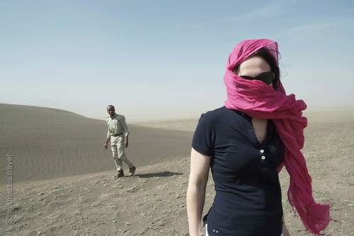 На ней: шарфик и тёмные очки; на нём: хаки.