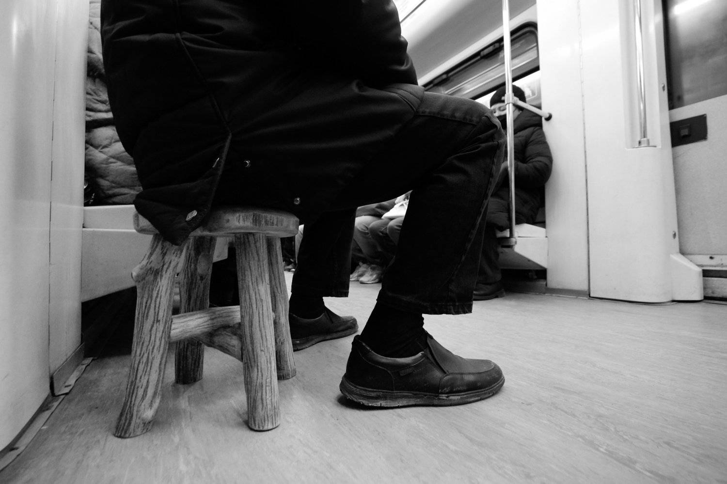метро, вагон, табуретка, жерди, деревянная, сидеть, мужчина, ботинки, Дмитрий Ткаченко