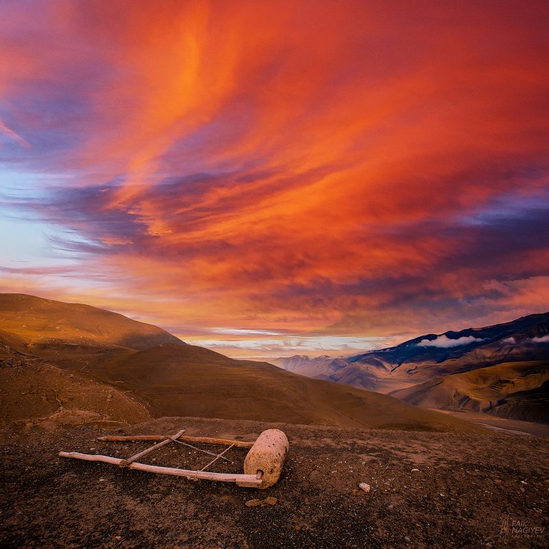 Закат в горах фото превью