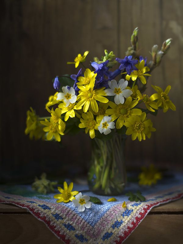 натюрморт с калужницами,весна,букет,цветы,художественное фото,искусство. Букетик калужниц. фото превью