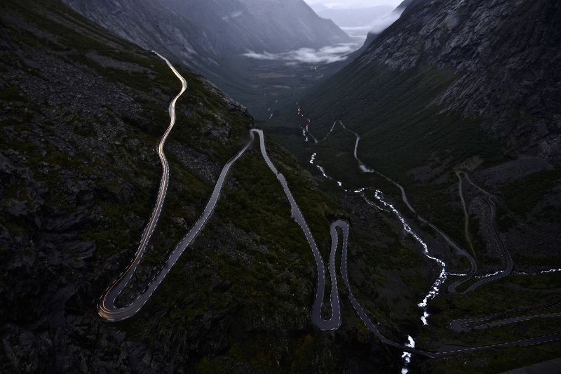 Ночь на лестнице тролля (Trollstigen) фото превью