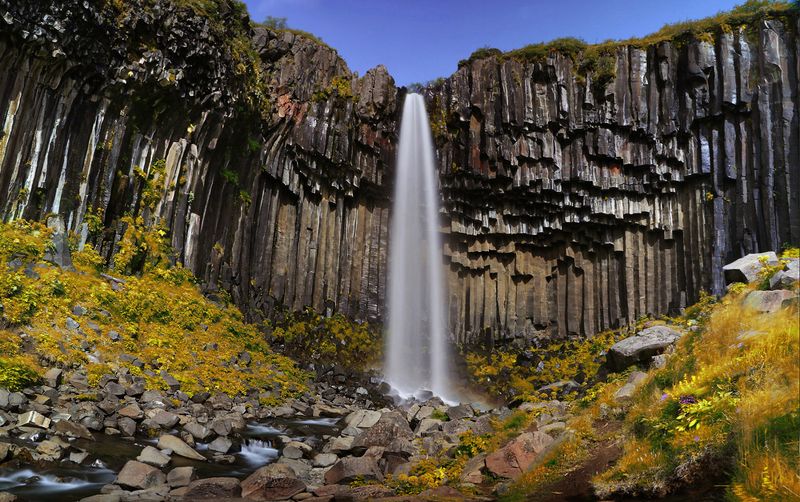 Черный водопад солнечным днем фото превью
