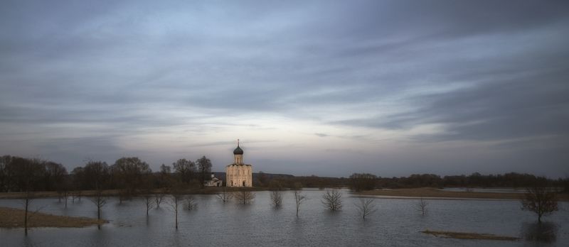 Покрова на Нерли. Апрель. фото превью