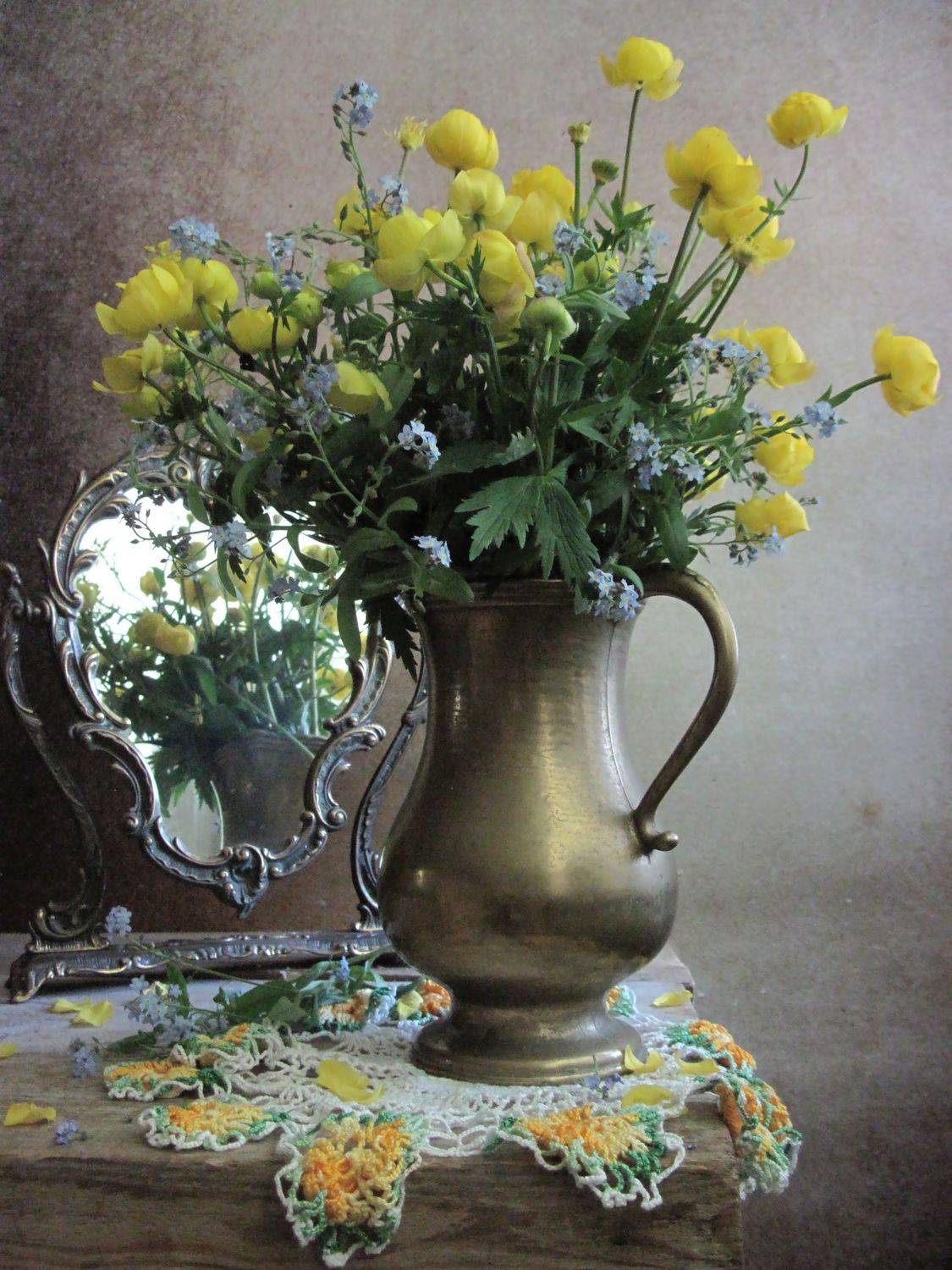 цветы, букет, купальница, незабудки, кувшин, зеркало, салфетка, винтаж, отражение, Наталия Тихомирова