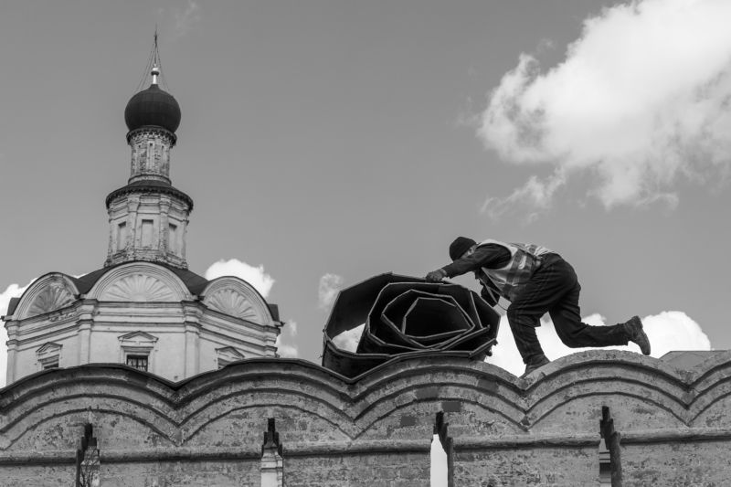 кровельной железо, крепостная стена, зубцы, рабочий, рулон, скатывать, церковь архангела михаила, спасо-андроников монастырь Катать жесть фото превью