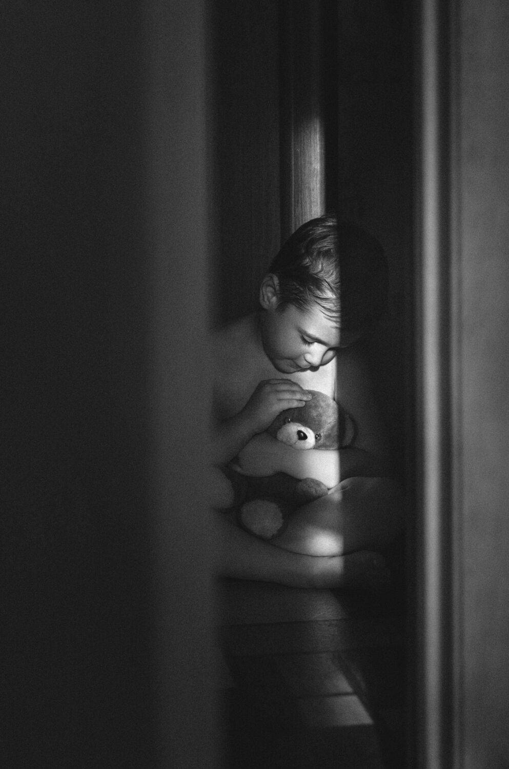 ребёнок,игра,детская любовь,мягкая игрушка,луч света,подсмотренное,комната,чёрно-белый, Владимир Володин