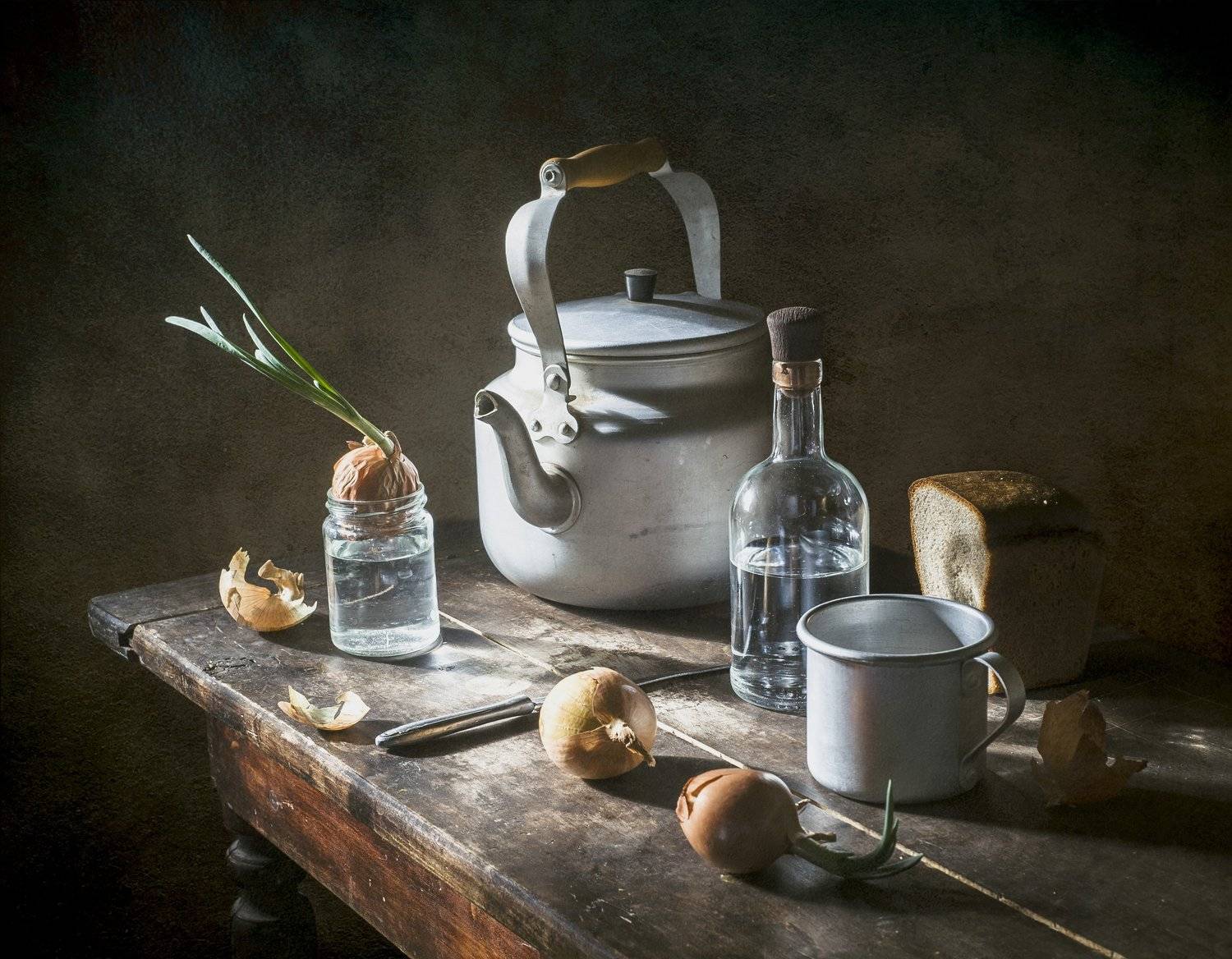 натюрморт, чайник, кружка, лук, бутылка, хлеб, Оксана Евкодимова