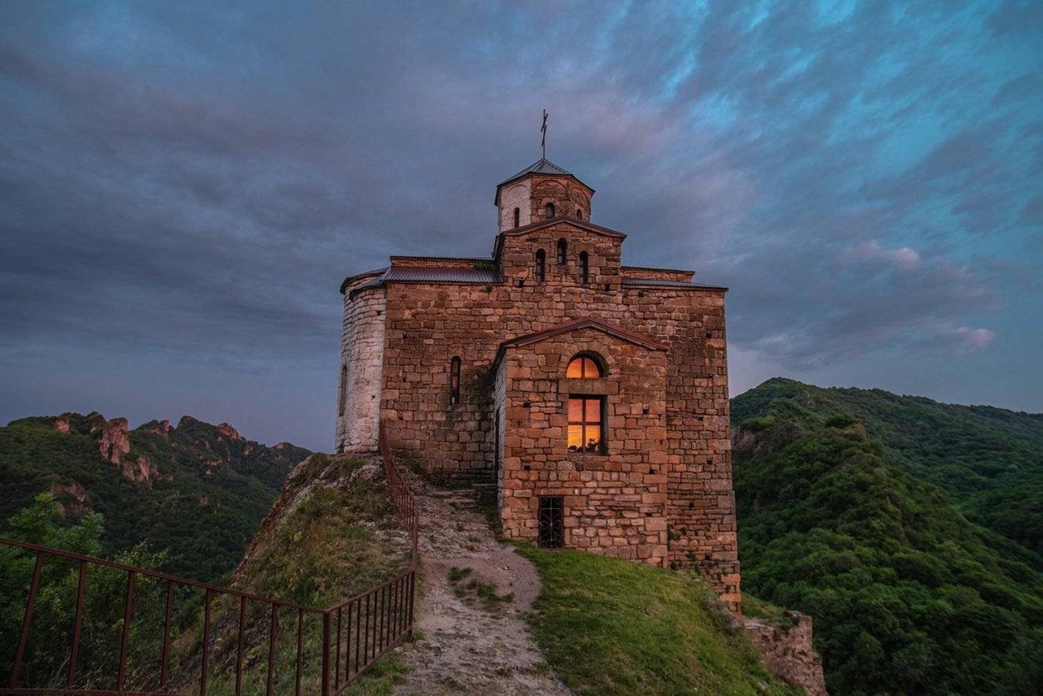 дорога, горы, небо, храм, шоана, монастырь, вечер, закат, Арсен Алабердов