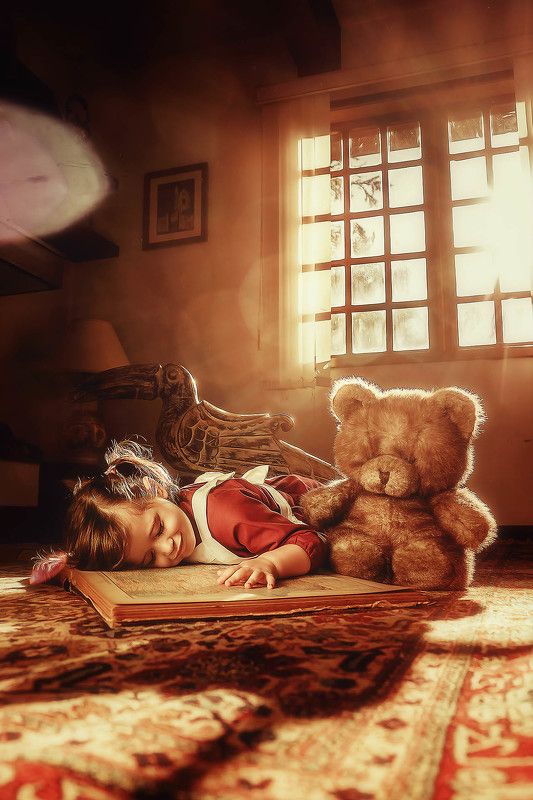 Little girl with bear фото превью