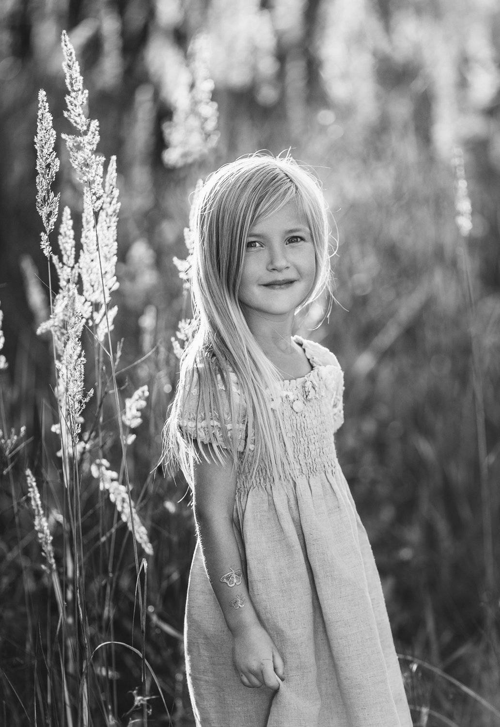 лето, длинные светлые волосы, закат, трава в поле, красивая девочка, Оксана Ведмеденко