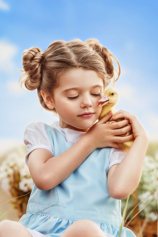 Little girl with duckling  фото превью