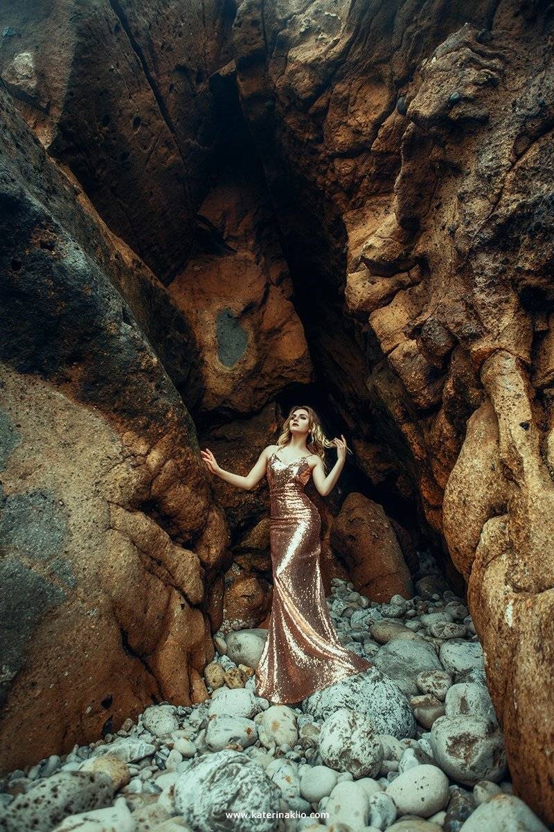 sea, ocean, portrait, lady, woman, stones, golden, dress, waves, , Катерина Клио