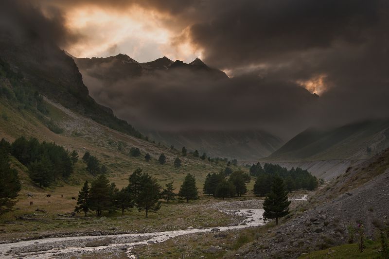 приэльбрусье, ирикчат, горы, природа Вечер у реки Ирикчат фото превью