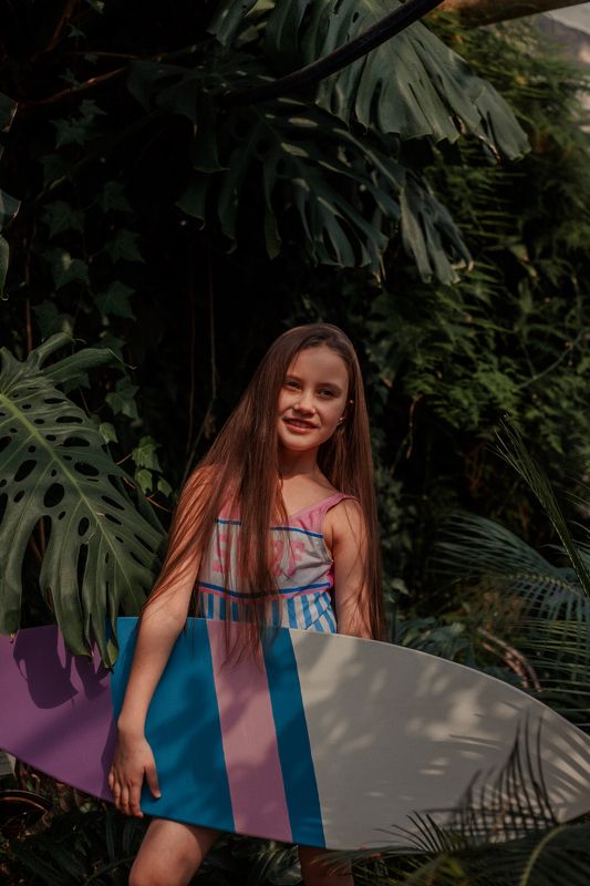 портрет,девочка Сёрфинг фото превью