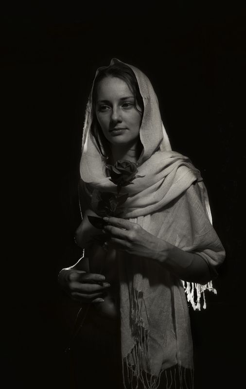 девушка портрет ню чб палантин платок грудь Роза фото превью