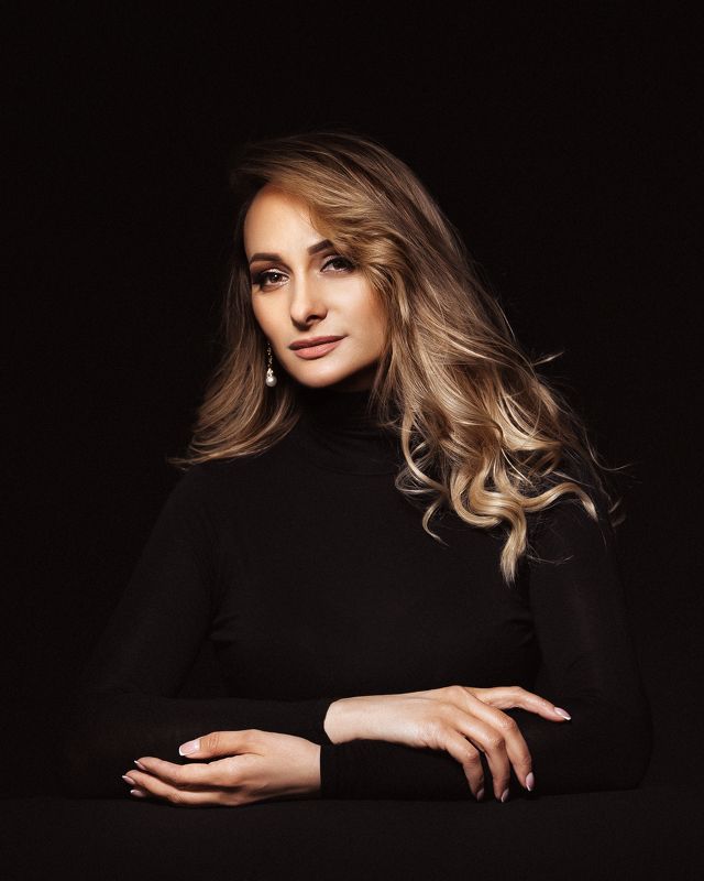 портрет, студийный портрет, крупный план, красивая женщина, модель, взгляд, черное, лицо, студийный свет, женственность  Людмила фото превью