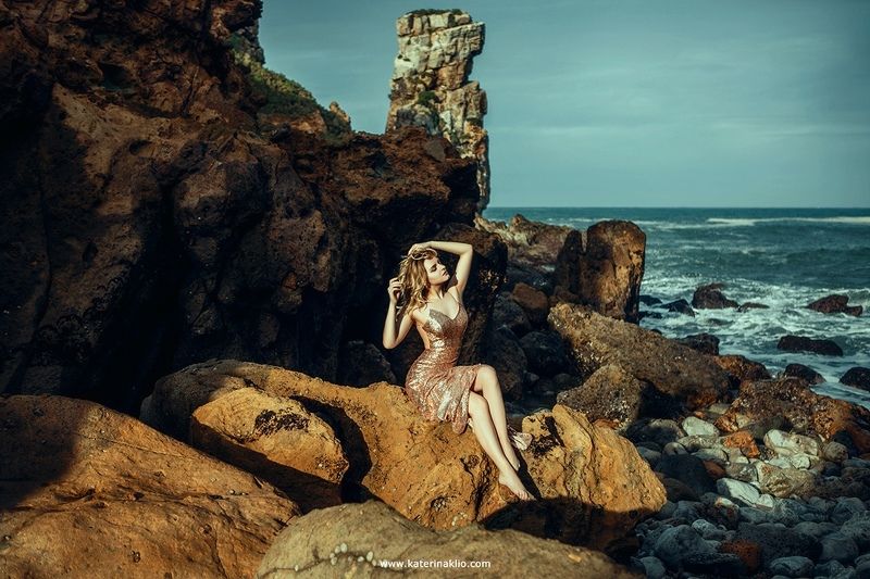 sea, ocean, portrait, lady, woman, stones, golden, dress, waves,  Golden фото превью
