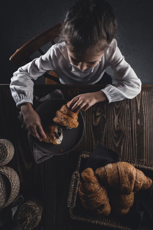 croissant with chocolate фото превью