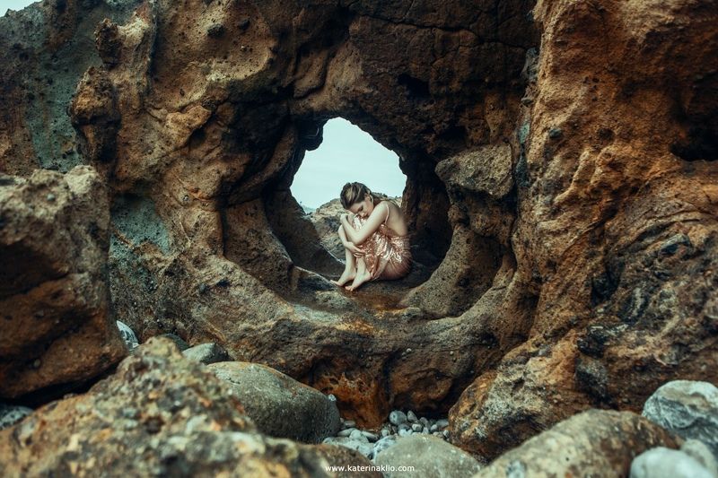 sea, ocean, portrait, lady, woman, stones, golden, dress, waves,  Golden фото превью