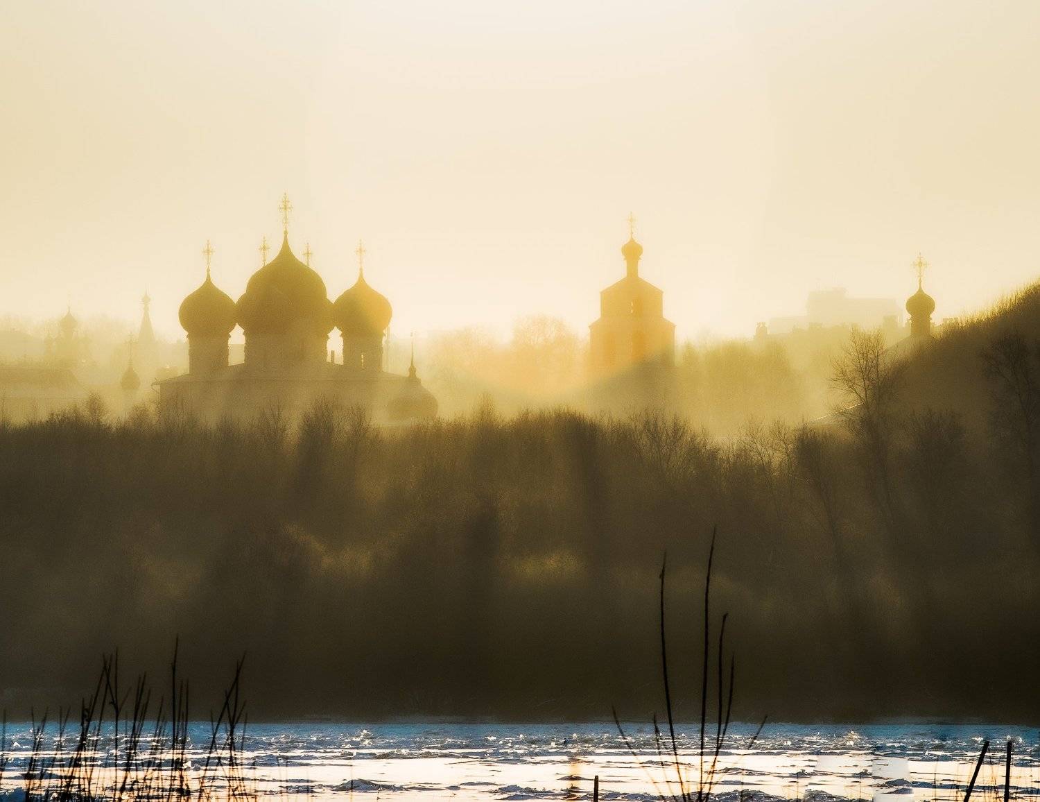 горизонт, река, туман, город, киров, вятка, берег, монастырь, церковь, купола, солнце, закат, холодно, зима, лучи, кусты, издалека, 2021, 2020, прохлада,, Панагушин Сергей