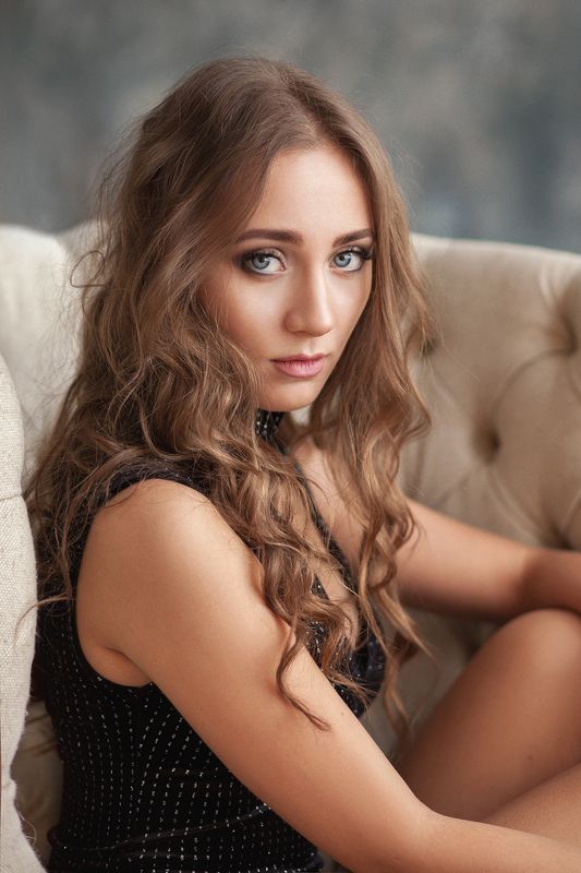 портрет, ретушь Наташа в кресле фото превью