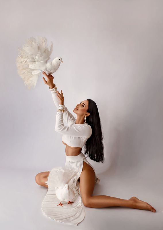 девушка голуби  фото превью