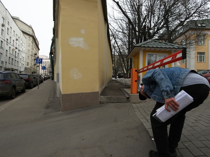 узкий, дом, шлагбаум, нагнуться, пролезть, бумаги, желтый, хохловский, москва Самый узкий дом в Москве фото превью