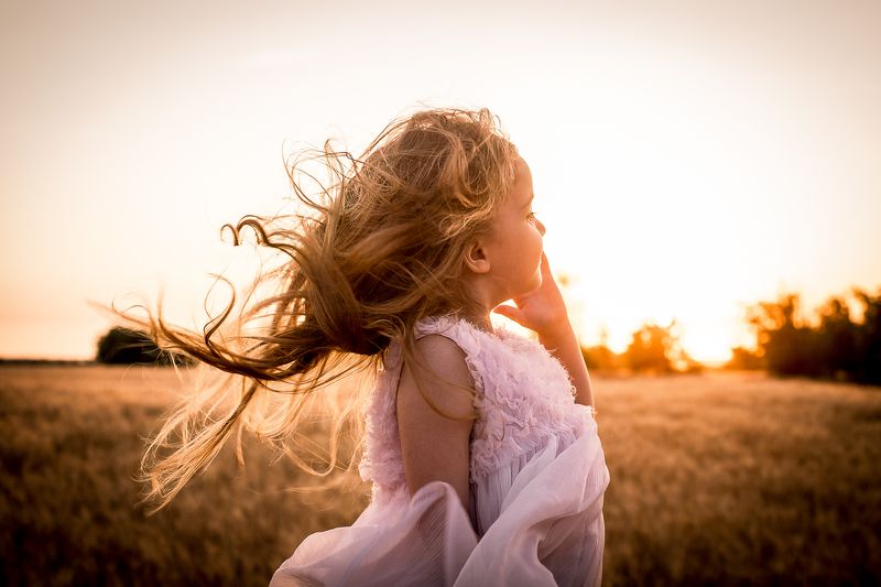 девочка, портрет, ветер, закат Ветер в волосах фото превью