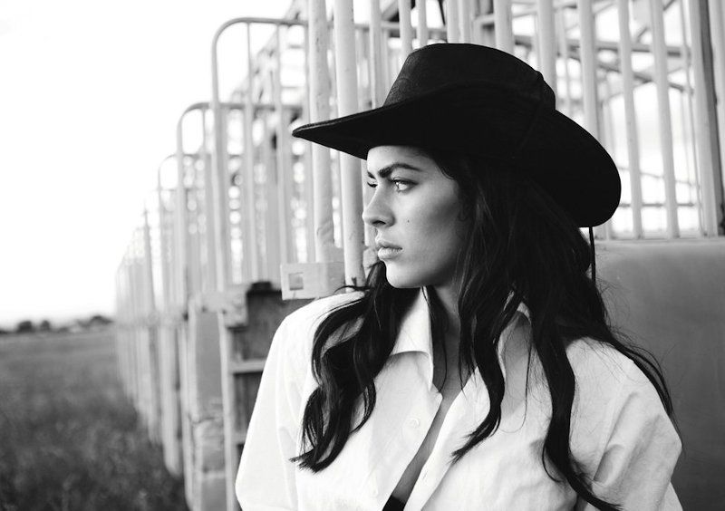 Portrait of Lily with hat фото превью