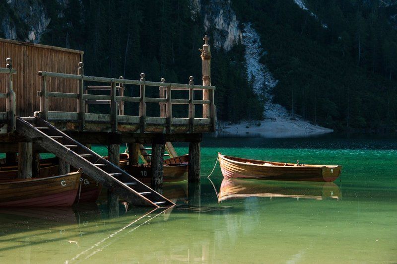 Альпы, Горы, Доломиты, Италия, Лодка, Озеро, Причал, Утро У причала фото превью