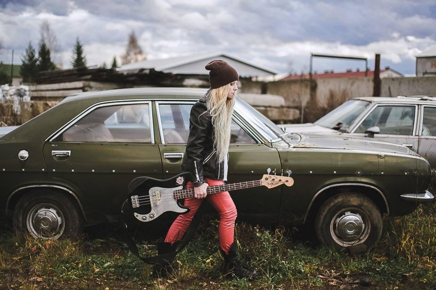 rourke photo, антон роук, роук фото, девушка, сигарета, машина, рок. гитара, фэшн, стиль, красные штаны, панк, блондинка, длинные волосы, long hair, girl, blonde, rock, guitar, old cars, Роук Антон