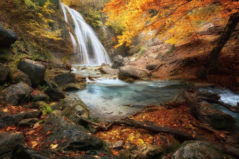 Осенний водопад