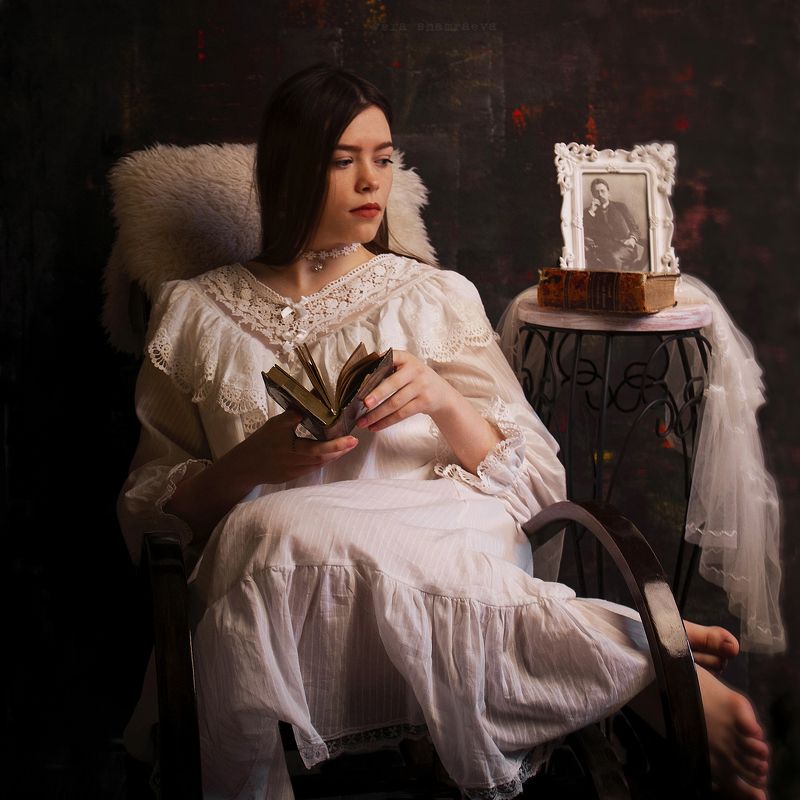 винтажный стиль монохром девичий портрет Портрет с Чеховым фото превью